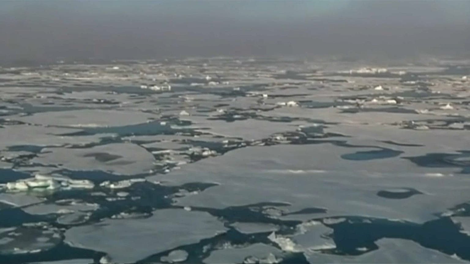 Isole Svalbard: frammenti di plastica e gomma nella neve 
