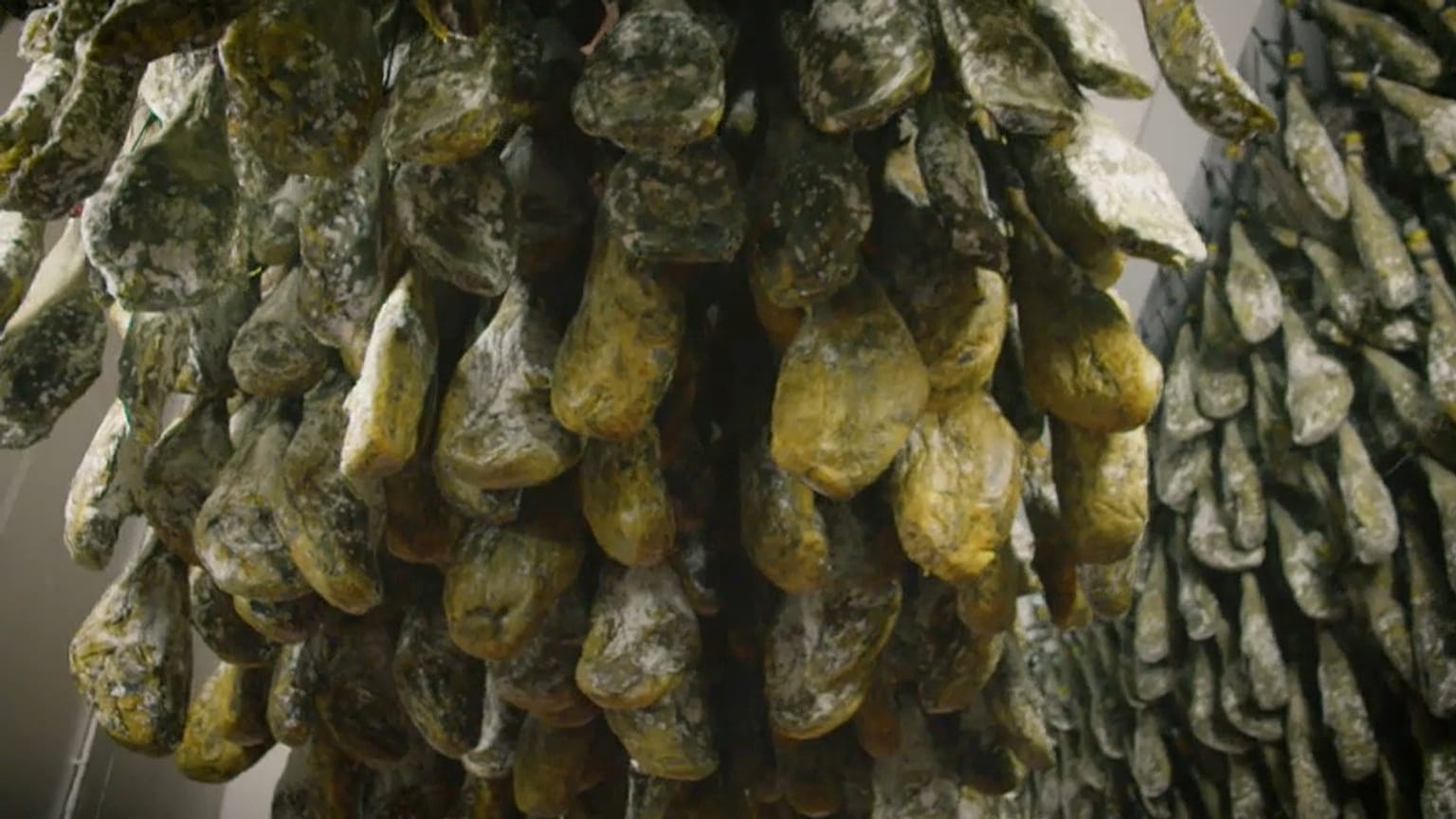 Un secadero de jamón ibérico en España