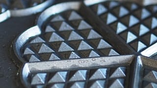 Grausamer Mord mit Waffeleisen und Schere: Pärchen vor Gericht