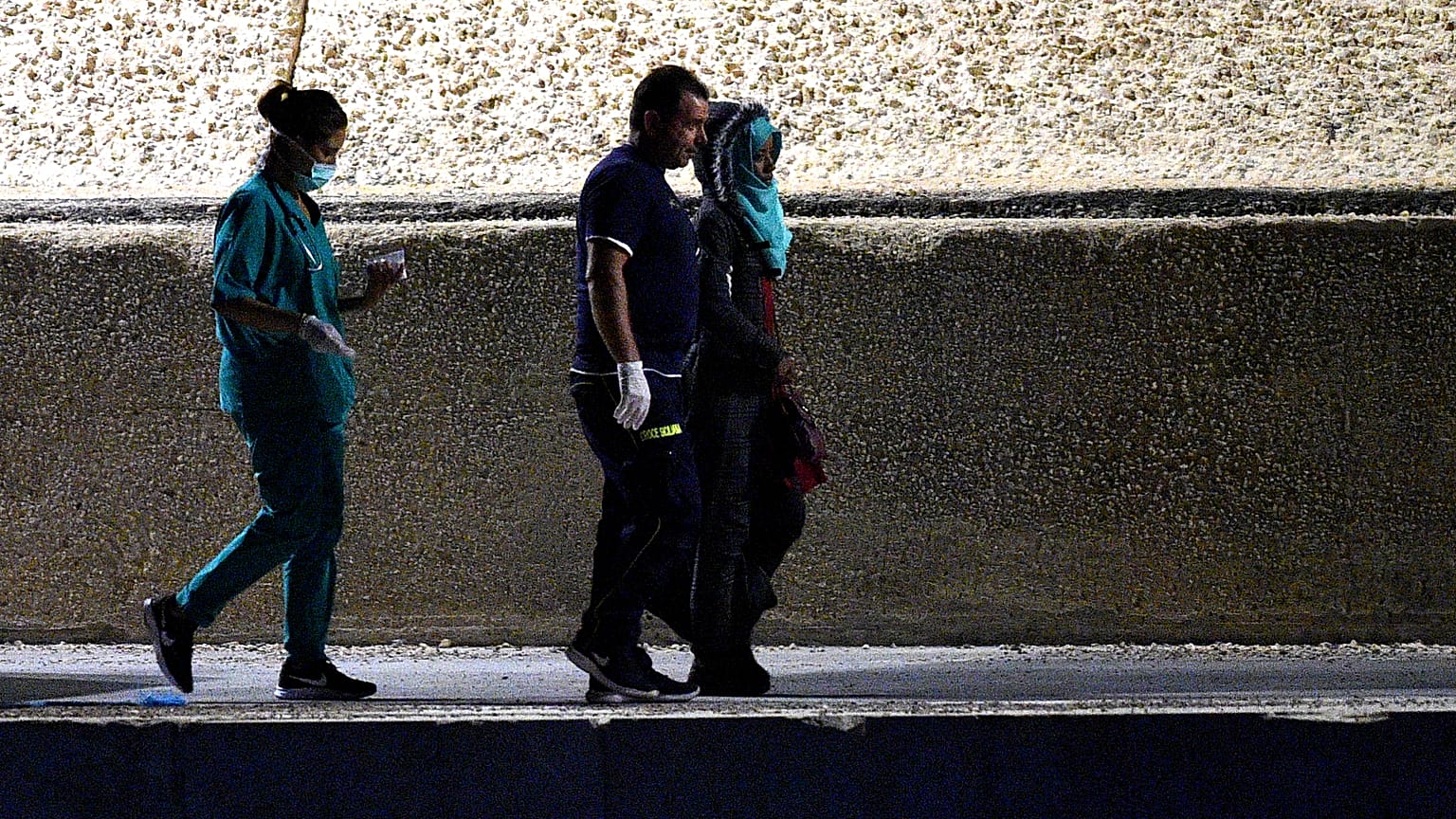 Migrantes do Open Arms em terra