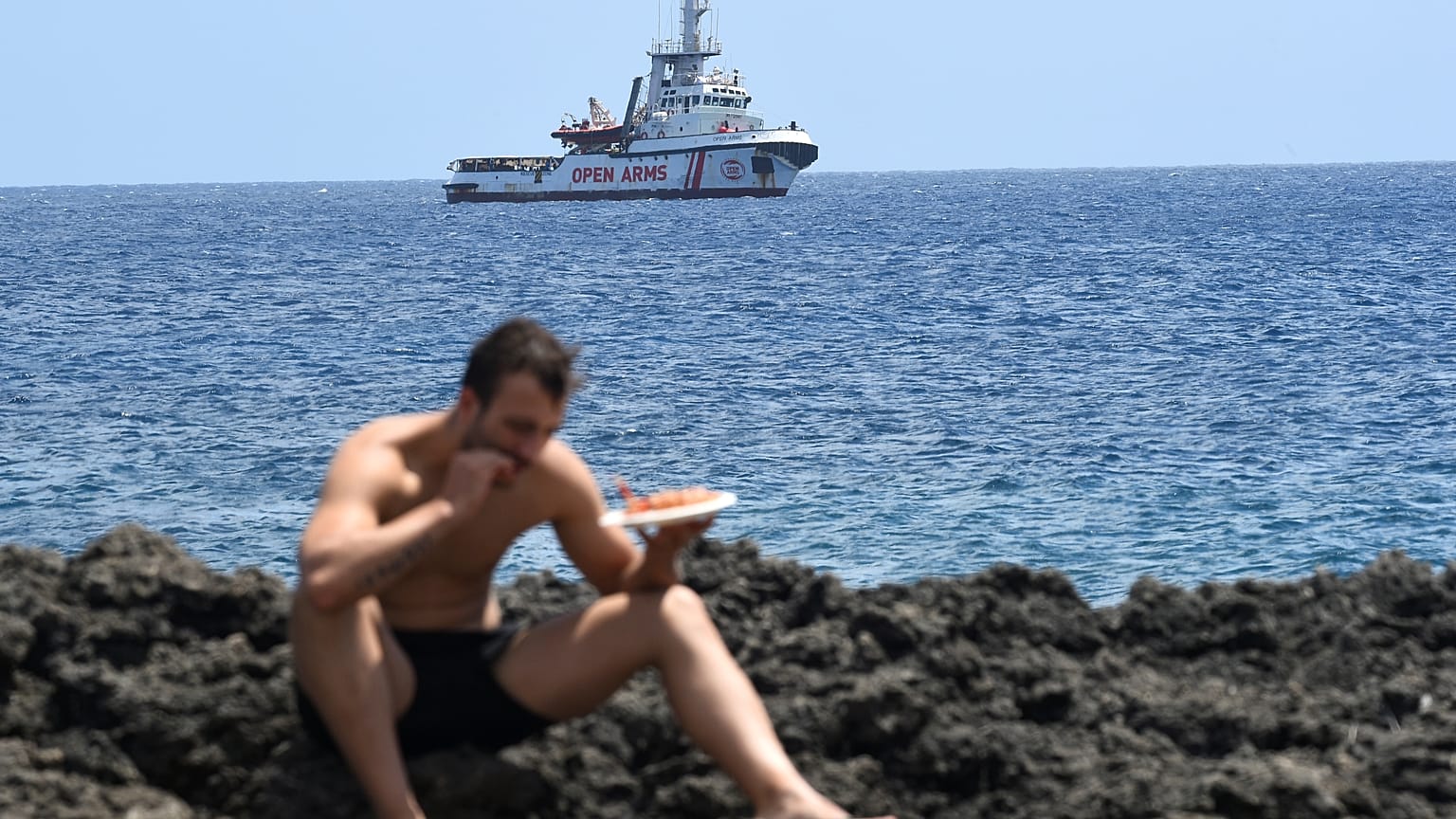 Migranten vor Italien: Land in Sicht