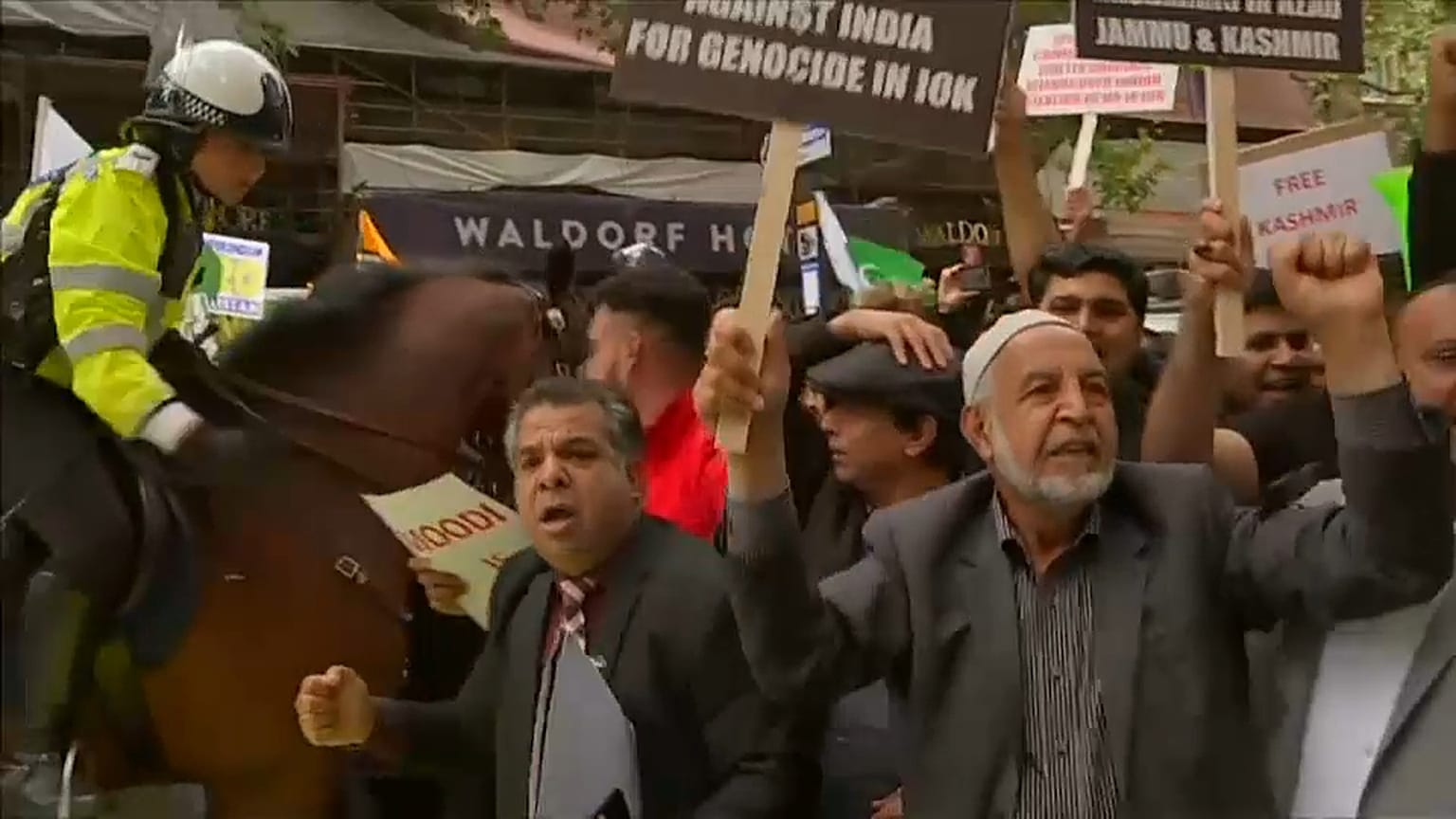 Londra'da Keşmir protestosu: Modi savaşma çay yap!