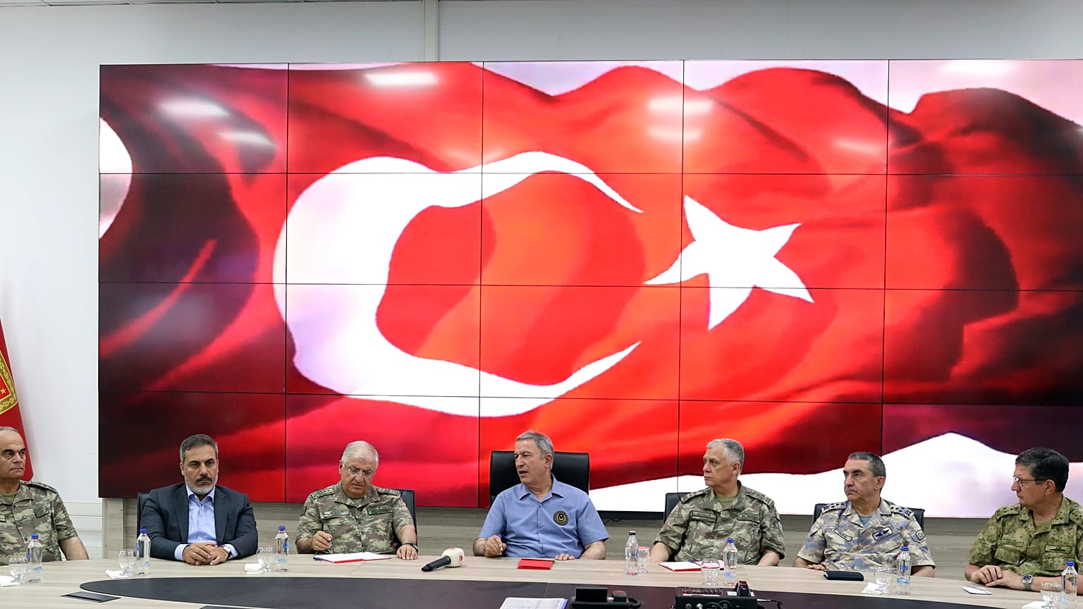 Milli Savunma Bakanı Hulusi Akar, Kara Kuvvetleri İleri Müşterek Harekat Merkezi’nde brifing aldı. 