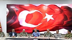 Milli Savunma Bakanı Hulusi Akar, Kara Kuvvetleri İleri Müşterek Harekat Merkezi’nde brifing aldı. 