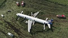 Drónfelvétel az Ural Airlines Airbusáról egy Moszkva melletti kukoricásban