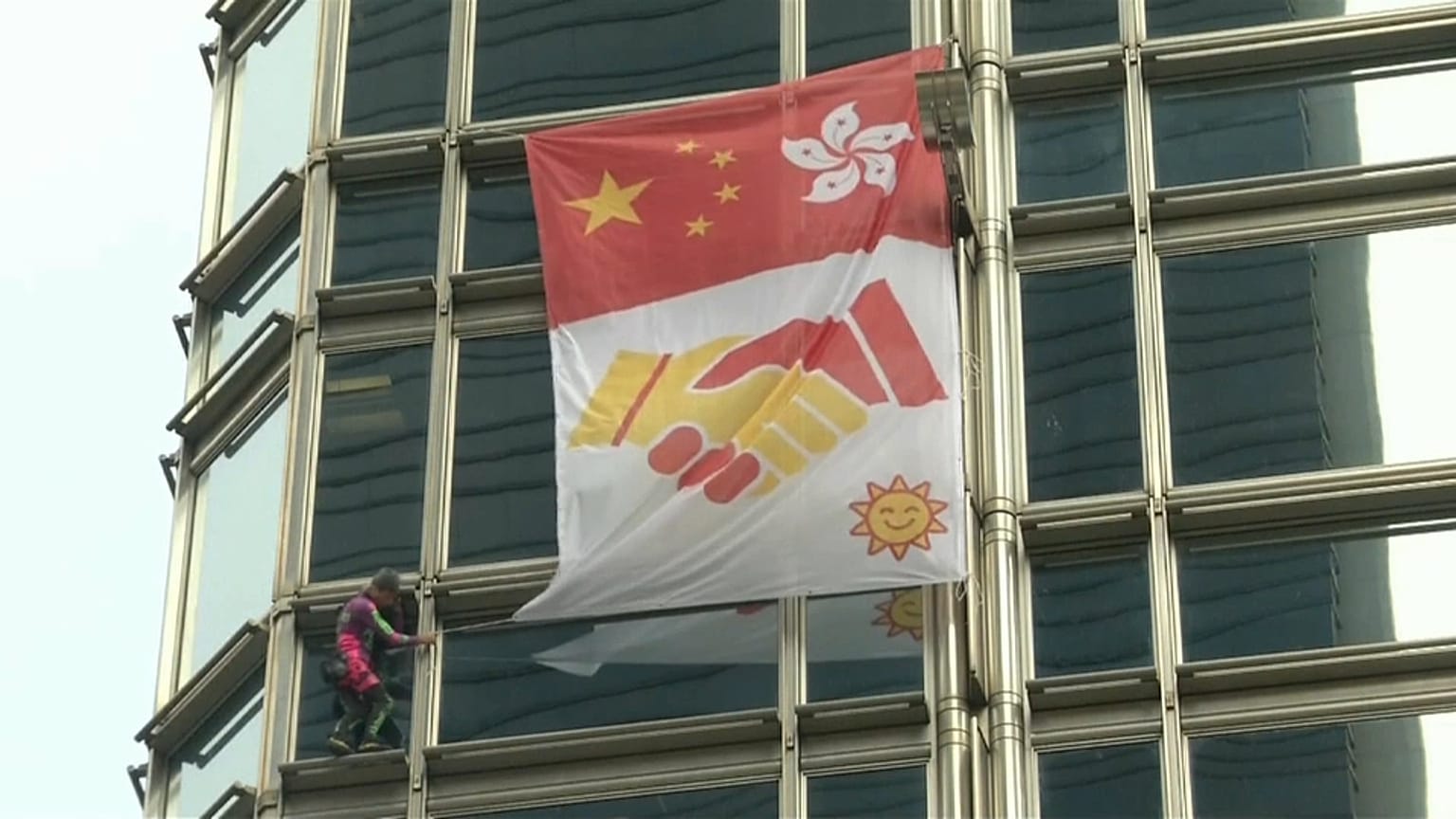 Hong Kong : le spiderman français Alain Robert diffuse "un message de paix" en haut d'un gratte-ciel
