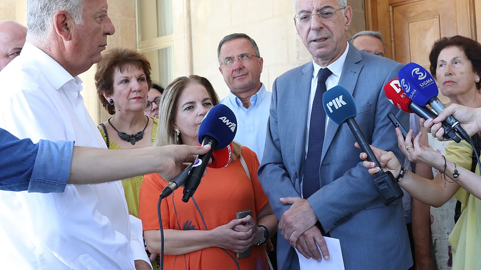 Ο Κυβερνητικός Εκπρόσωπος κ. Πρόδρομος Προδρόμου παραλαμβάνει ψήφισμα από αντιπροσωπεία του Δήμου Μόρφου