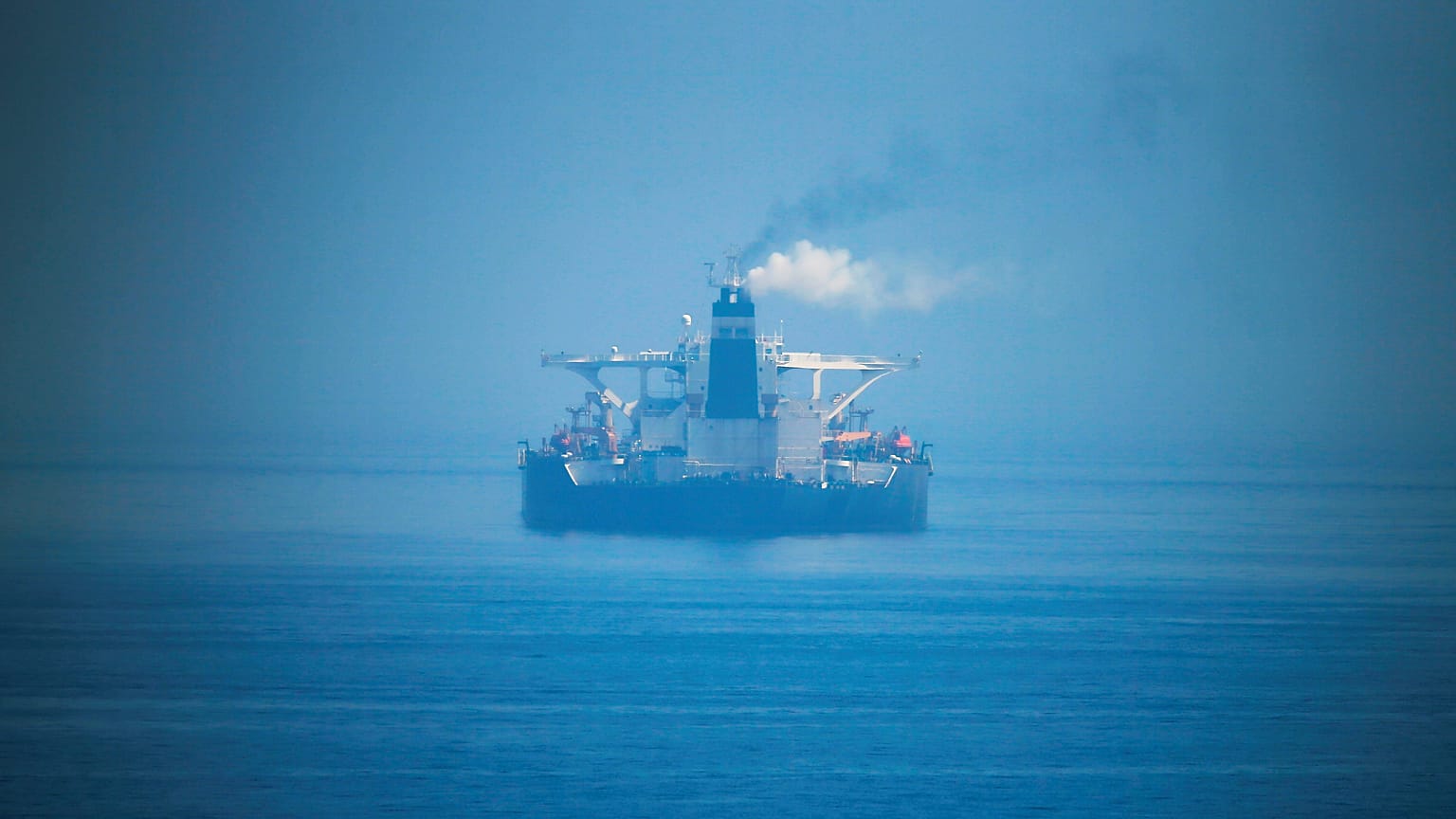 La petroliera iraniana sembra allontanarsi nella foschia di Gibilterra. 