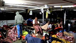 Inkább tengerbe vetnék magukat a kikötésre váró menekültek
