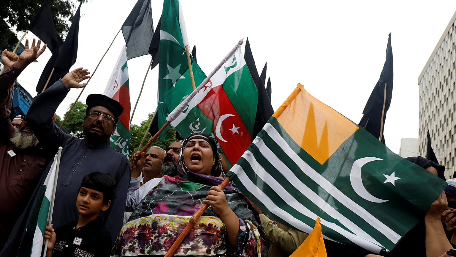 ABD ve Çin'den Keşmir uyarısı: Hindistan yasakları kaldırıyor