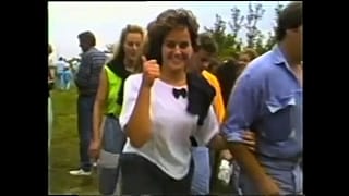 Una ragazza della Germania Est felice di attraversare il confine tra Ungheria e Austria. Chissà se è ancora felice, 30 anni dopo...