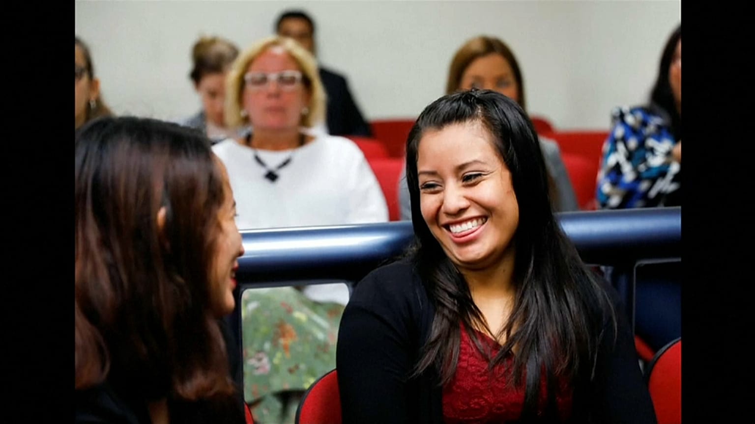 Absuelta la mujer acusada de aborto tras dar a luz a un bebé muerto en El Salvador
