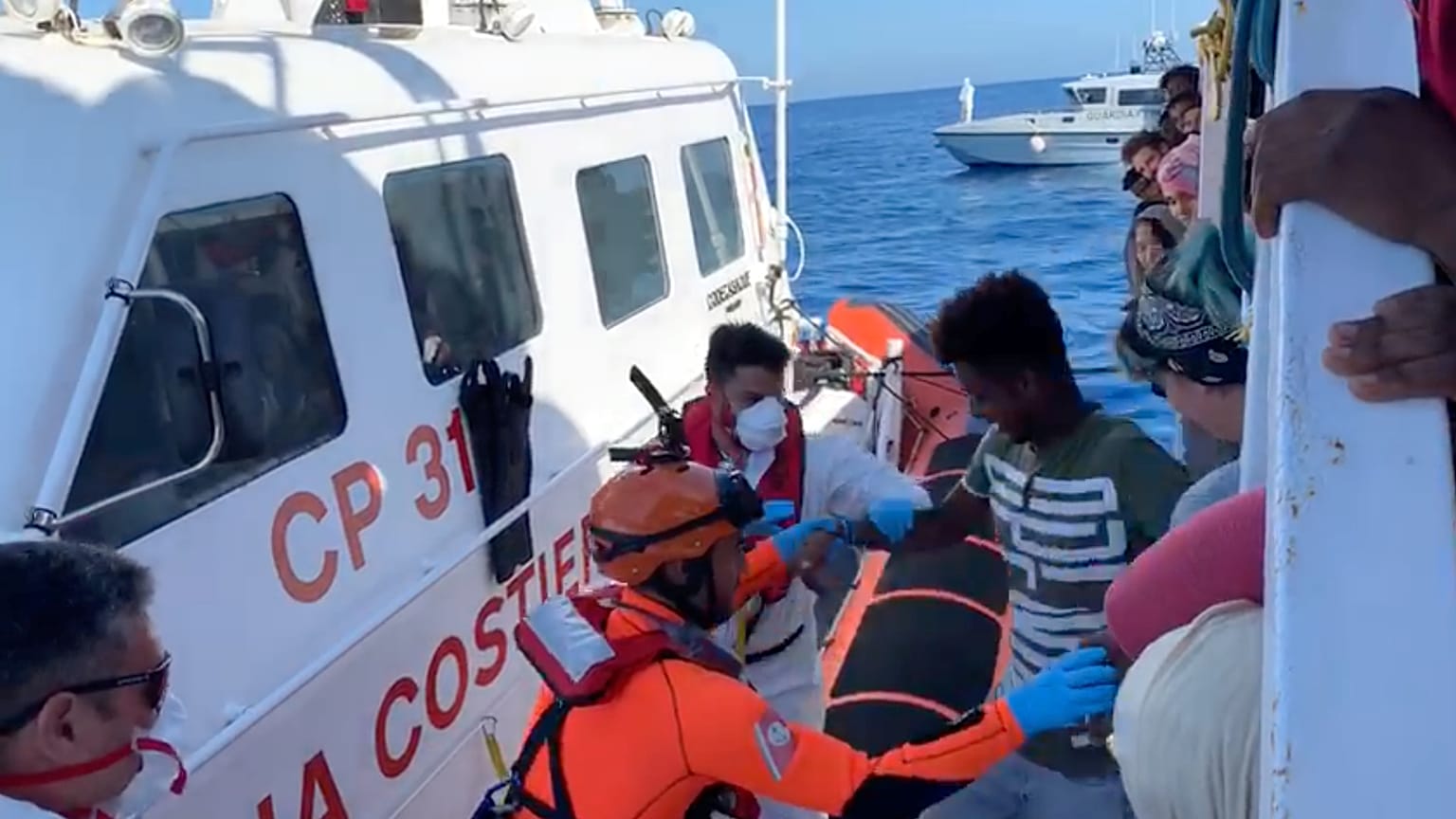 Los 27 menores no acompañados del Open Arms desembarcan en suelo italiano