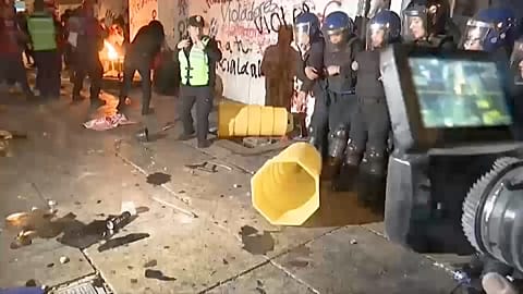Meksika'da binlerce kadın, polisin cinsel saldırılarını protesto etti