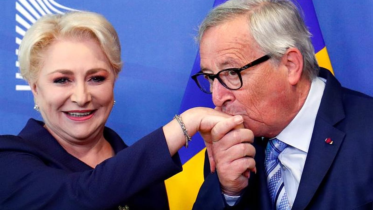 Jean-Claude Juncker galante con Viorica Dancila, primo ministro della Romania. (Bruxelles, 4.6.2019).