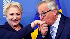 Jean-Claude Juncker galante con Viorica Dancila, primo ministro della Romania. (Bruxelles, 4.6.2019).