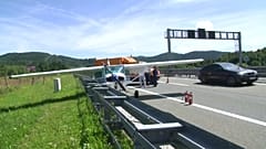 Hırvatistan'ın başkenti Zagreb yakınlarında bir uçak otoyola acil iniş yaptı