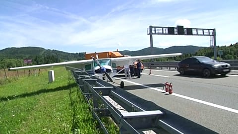 Hırvatistan'ın başkenti Zagreb yakınlarında bir uçak otoyola acil iniş yaptı