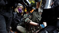 Krawalle bei "Proud Boys"-Demo in Portland: "Wir verehren die Hausfrau"