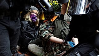 Portland: scontri al corteo neofascista, 13 arresti