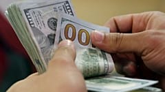 ادامه صعود دلار در بازار ایران؛ قیمت طلا کاهش یافت