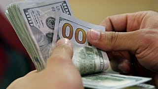 ادامه صعود دلار در بازار ایران؛ قیمت طلا کاهش یافت