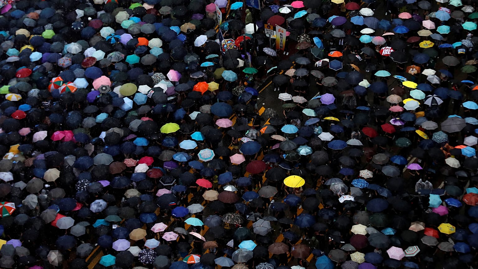 Hong Kong sfida Pechino con una folla oceanica
