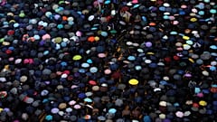 Bei strömendem Regen: Mehr als 1 Million protestieren in Hongkong