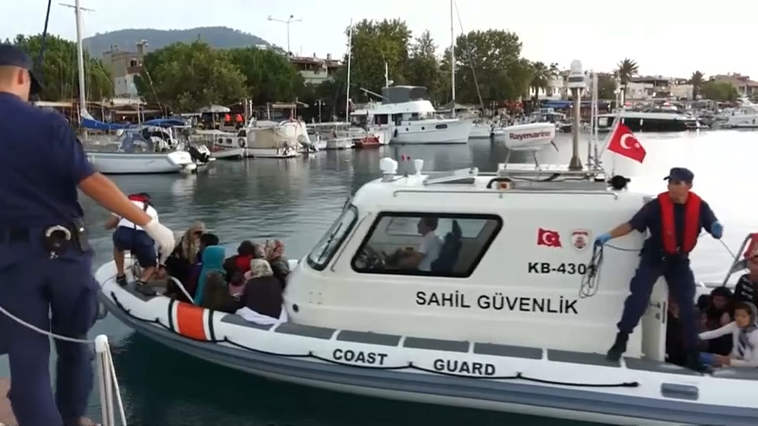 تركيا تحتجز 330 مهاجرا كانوا يحاولون العبور إلى اليونان
