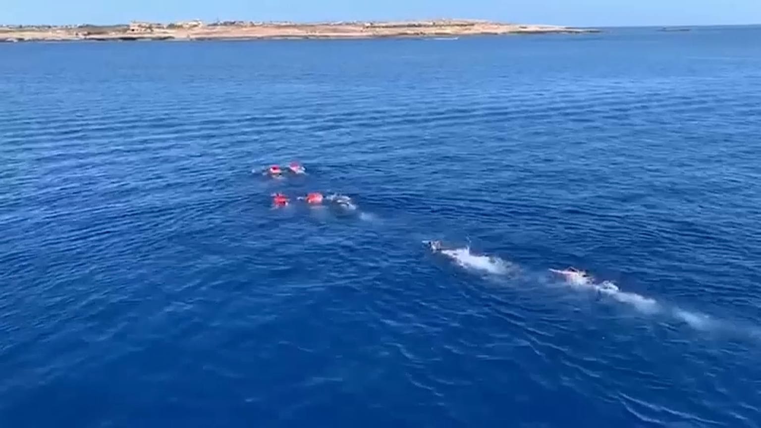 أعضاء طاقم السفينة أثناء إعادتهم للمهاجرين