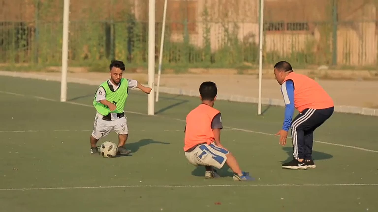 أعضاء فريق "النجوم الطيبون" خلال تدريباتهم