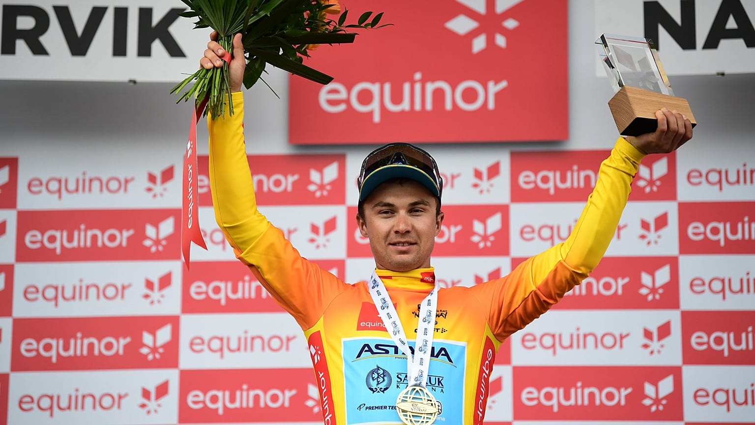 Alexey Lutsenko, vincitore dell'Artic Race of Norway, con la maglia "salmone". 