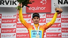 Alexey Lutsenko, vincitore dell'Artic Race of Norway, con la maglia "salmone". 