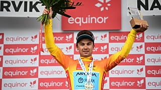 Alexey Lutsenko, vincitore dell'Artic Race of Norway, con la maglia "salmone". 