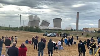Demolita la centrale elettrica di Didcot