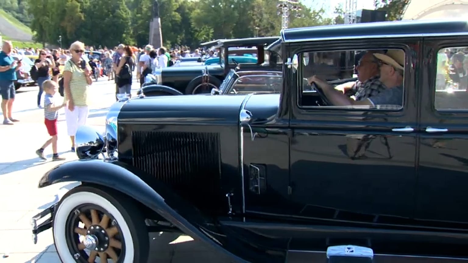 200 auto d'epoca per celebrare il 30esimo anniversario della Via Baltica
