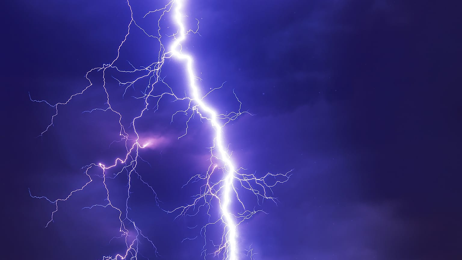 Unwetter und Blitze behindern Bahn und Frankfurter Flughafen