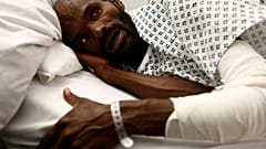 الإثيوبي محمد آدم أوجا الناجي الوحيد من محاولة فاشلة للهجرة يتحدث من مستشفى في مالطا 2019/08/17. تدارين زاميت لوبي/رويترز