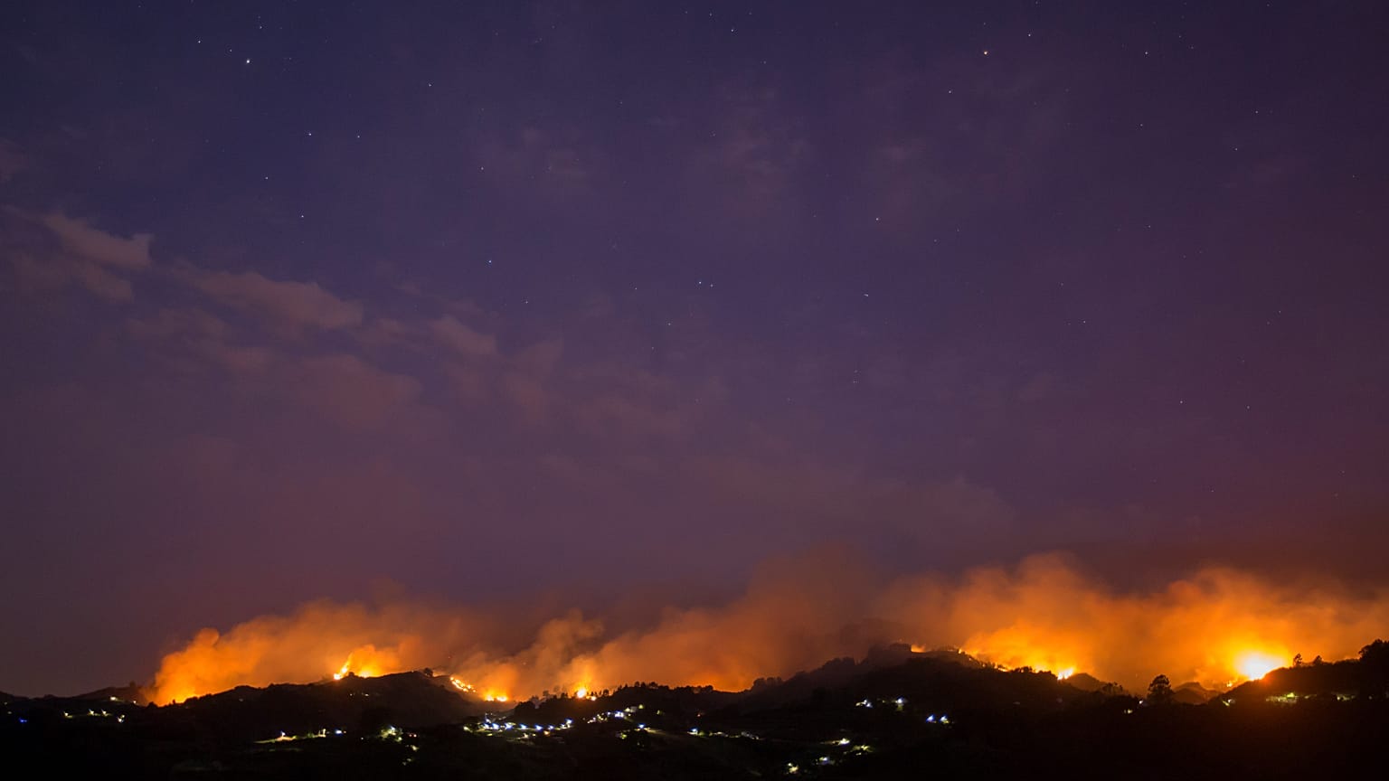 Καταστροφική πυρκαγιά στη Σμύρνη