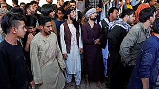 رجال يشيعون جنازة ضحايا هجوم زفاف كابل يوم الأحد. محمد إسماعيل / رويترز