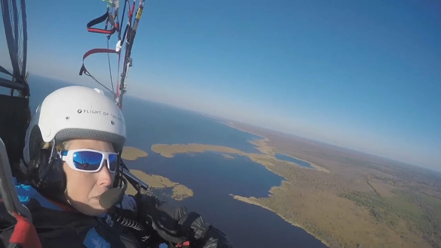 Cette femme va suivre des balbuzards pêcheurs à bord d'un parapente motorisé
