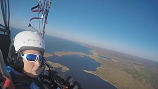 Cette femme va suivre des balbuzards pêcheurs à bord d'un parapente motorisé