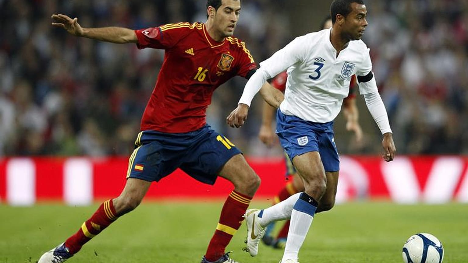 Amichevole Inghilterra-Spagna: Ashley Cole e Sergio Busquets. (Wembley, 12.11.2011). 