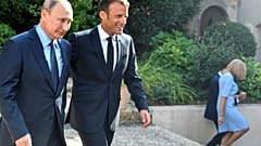 Macron-Poutine : les mains tendues de Brégançon