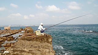 صياد على جزيرة أرواد السورية