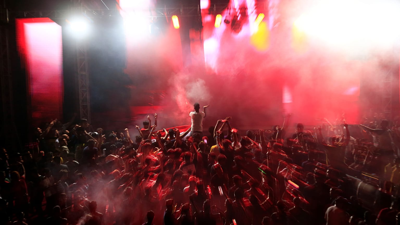Bağdat'tan bu kez müzik sesleri yankılanıyor: Iraklılar elektro müzik eşliğinde dans etti
