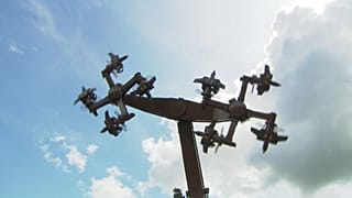 В Германии закрыли карусель-свастику
