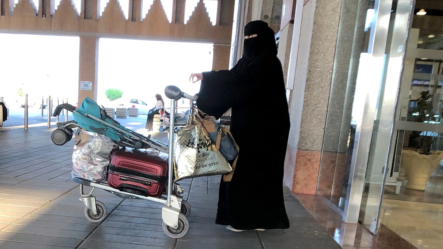  سيدة سعودية تغادر محطة قطارات في الدمام 5 أغسطس آب 2019 