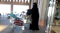  سيدة سعودية تغادر محطة قطارات في الدمام 5 أغسطس آب 2019 