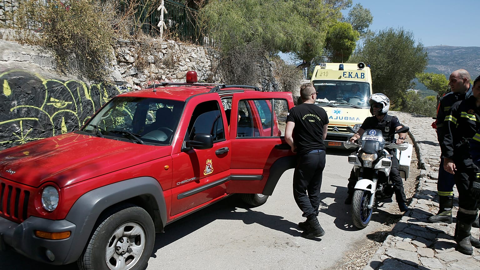Πυροσβέστες και ασθενοφόρο του ΕΚΑΒ (αρχείου)